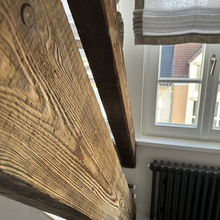 Referenzen - Holzbalken in einem Zimmer die diagonal verlaufen