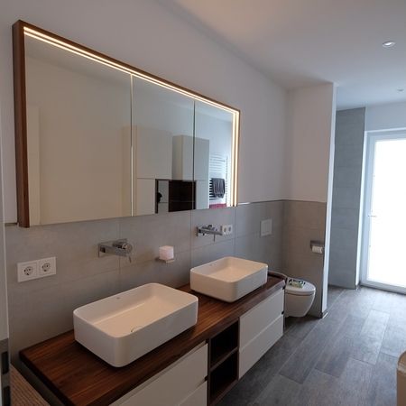 Individuell angefertigte Waschbeckenschränke aus Holz