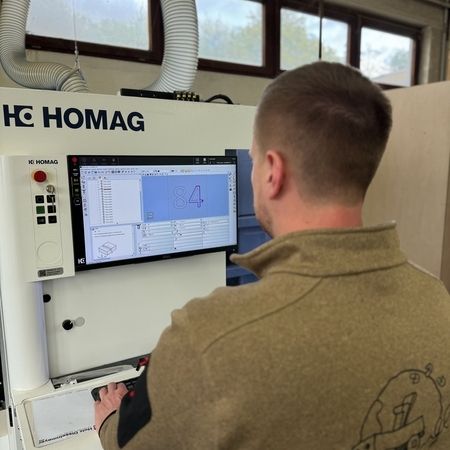 Ein Tischler stellt eine Maschine für Möbelbau ein