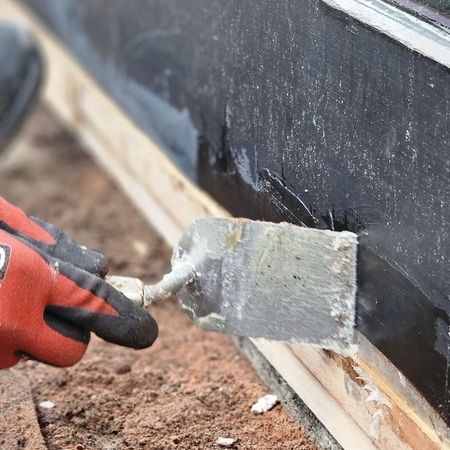 Reparatur eines Holzfußbodens mit einem Spachtel