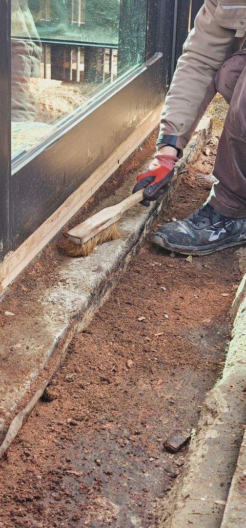 Reparatur eines Holzfußbodens und Entfernung von Schmutz mit einem Besen