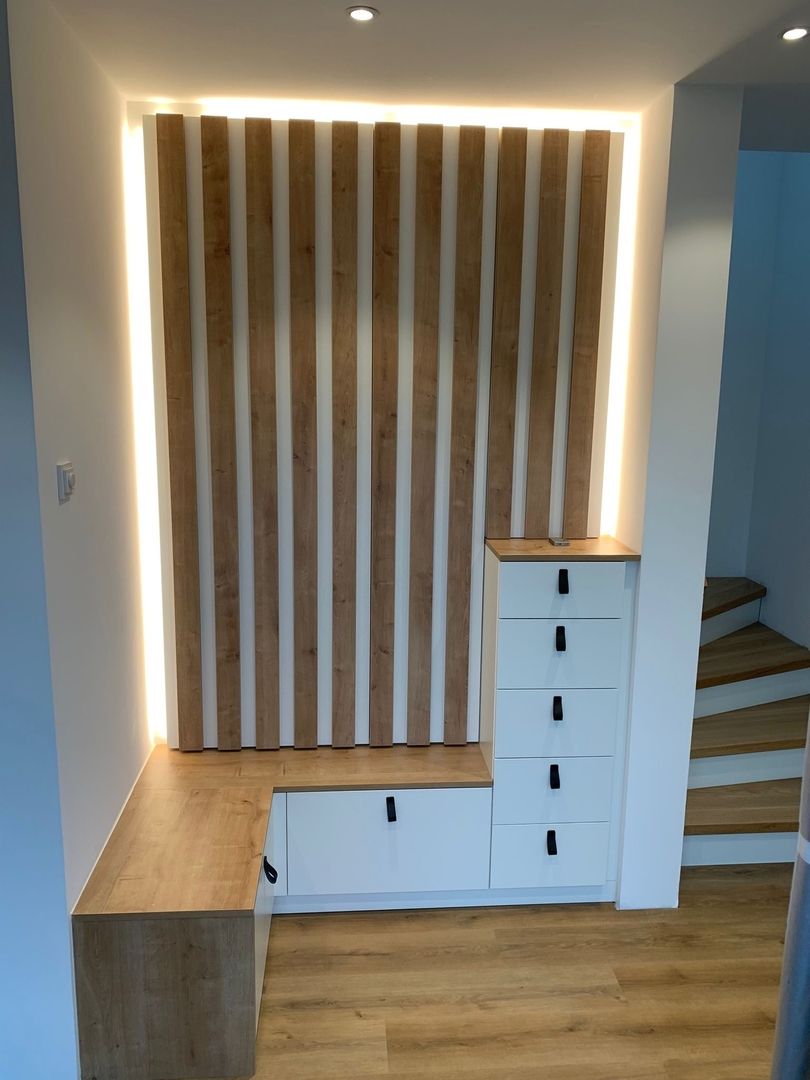 Individuelles Holzregal und Sitzbank mit Holzdetails an der Wand