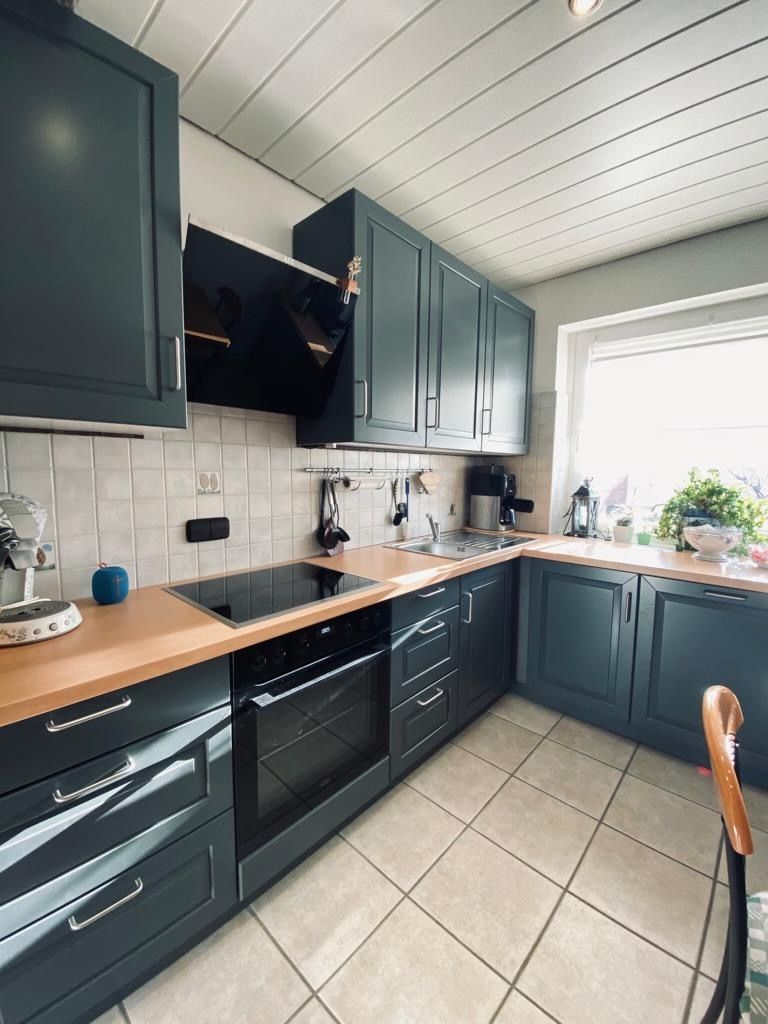 Individuell angefertigte Holzküche in dunkelgrün