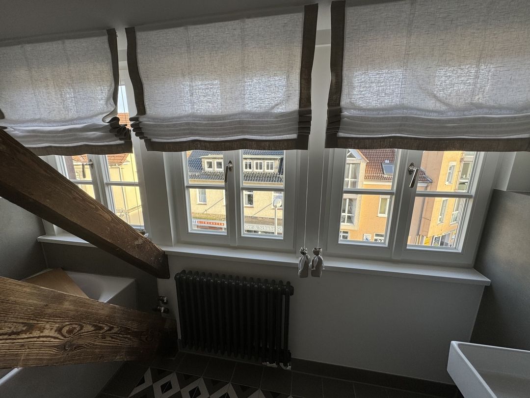 Innenausbau eines Zimmers mit Dachschräge und Fenstern